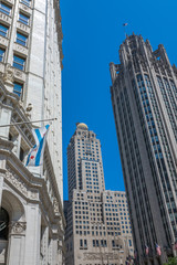 Fototapeta na wymiar Hochhäuser in Chicago mit Flagge der Stadt