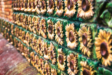 Pared de girasoles cerámicos en el Capricho de Gaudi, Comillas, Cantabria, España