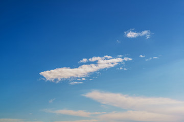 Obraz premium Fantastic white clouds against blue sky