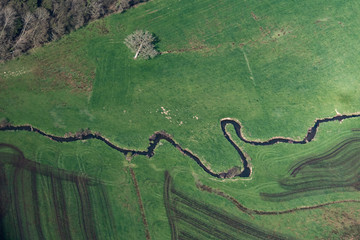 Vue aérienne d'une rivière près de Bagnoles-de-l'Orne en France