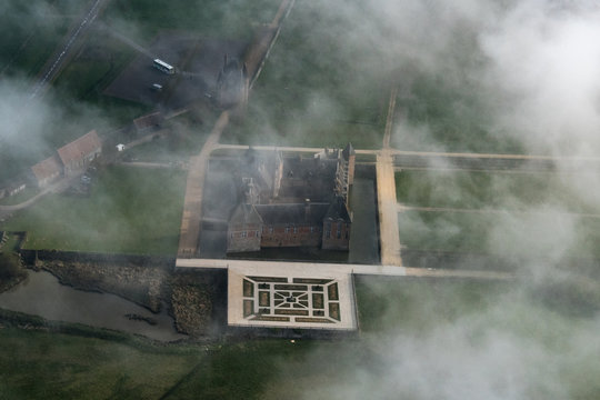 Vue aérienne du château de Carrouges dans l'Orne en France