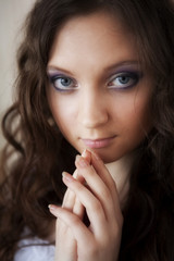 Naklejka premium happy young bride with long brown hair