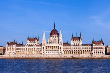Fototapeta premium Budapest Parliament at dusk on a clear sky day