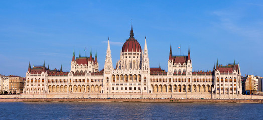 Fototapeta premium Budapest Parliament at dusk on a clear sky day