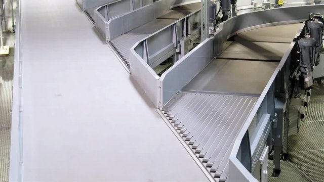 Parcels merging on conveyors - time lapse