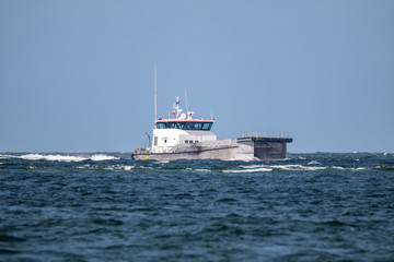 Transportschiff auf der Nordsee bei hohem Wellengang