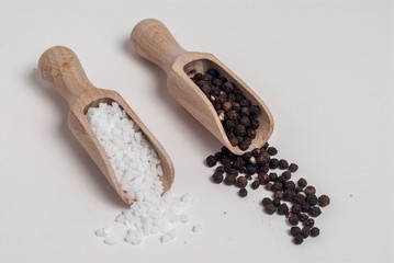 Łopatki z solą i pieprzem na białym tle