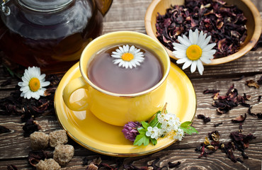 Obraz na płótnie Canvas Tea in a cup on an old background
