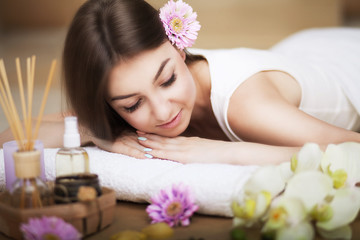 Obraz na płótnie Canvas Spa. Women's health. Portrait of a beautiful smiling woman with a fresh face. Soft skin. A healthy happy girl with a natural makeup that relaxes indoors. Beauty, concept of skin care. Spas.