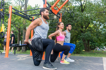 Drei Freunde beim Aufwärmen für Street Training und Sport
