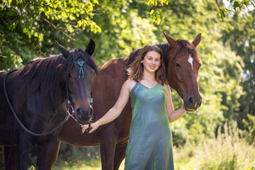 Freundschaft zwischen Pferd und Mädchen