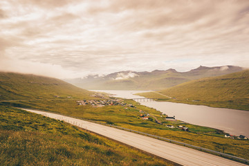 Une route qui serpente et qui relie deux iles par un pont