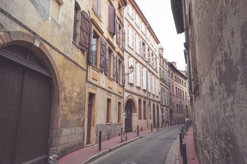 Une ruelle et un virage dans la vieille ville de Toulouse