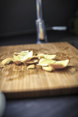 Zitrone auf einem Holzbrett