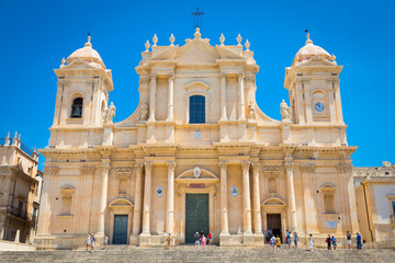 Obraz premium NOTO, ITALY - 21th June 2017: tourists in front of San Nicolò Cathedral, UNESCO Heritage Site