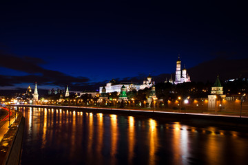 Fototapeta na wymiar Road traffic and Kremlin night view
