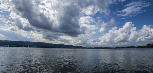 Schöne Wolkenstimmung Bodensee Herbstzeit mit blauen Himmel und Sonnenschein