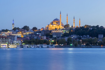 Fototapeta na wymiar Suleymaniye mosque view from Halic druing the twilight