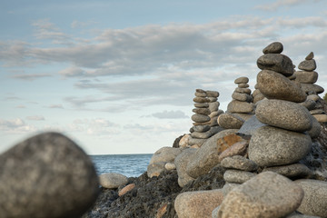 Steinpyramiden am Meer