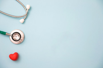 Red heart and a stethoscope - obrazy, fototapety, plakaty