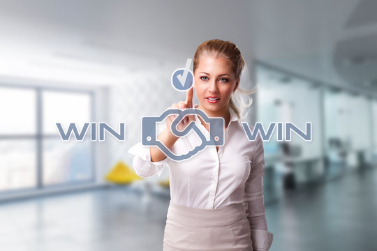 Geschäftsfrau akzeptiert eine Win-Win-Verhandlung