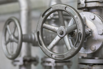 Obraz premium Handle valve with steel pipe in industrial plant.