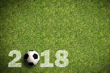 Fußball auf Rasen mit Aufschrift 2018