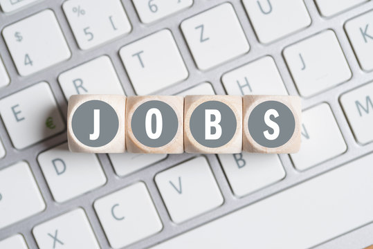 Würfel mit dem Wort "Jobs" auf Tastatur