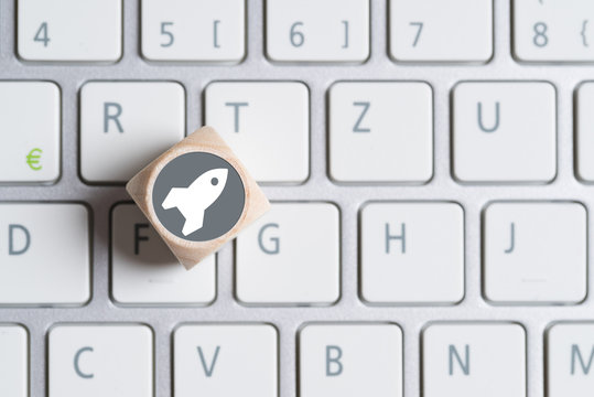 W&uuml;rfel auf Tastatur mit Raketensymbol