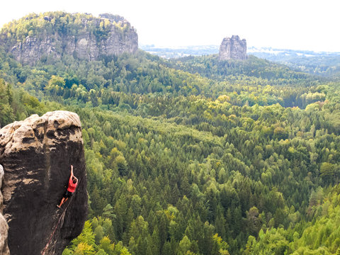 Deutschland, Sachsen, Lohmen, S&auml;chsische Schweiz, Kletterer am Felsen, im Hintergrund Falkenstein