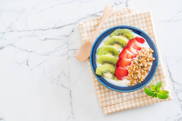 yogurt with strawberry, kiwi and granola