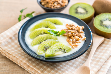 yogurt with kiwi and granola