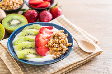 yogurt with strawberry, kiwi and granola