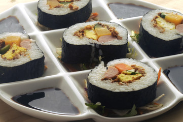 California Roll 캘리포니아 롤 קליפורניה רול maki カリフォルニアロール Калифорния Soy sauce ролл 酱油 Kalifornianrulla 加州卷 Sojasauce Gulungan کالیفرنیا رول