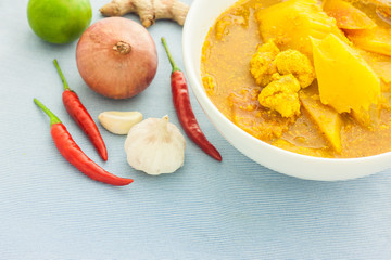 Yellow curry with fish and papaya