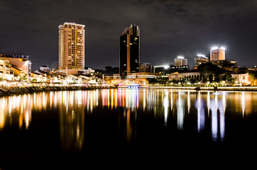 Obraz premium singapore skyline during night, view of Singapore lights reflecting over the water.