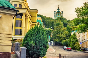 Wandcirkels tuinposter Kiev of Kiyv, Oekraïne: St. Andrew-orthodoxe kerk in het stadscentrum in de zomer © krivinis
