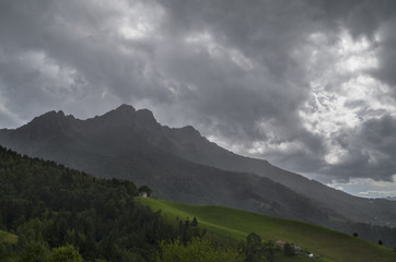 Plakat Storm approaching frombehind the mountain