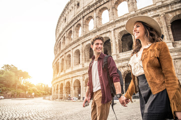 Couple at Colosseum, Rome - obrazy, fototapety, plakaty