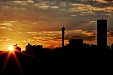 Fototapeta premium Widok sylwetki na panoramę Johannesburga o zachodzie słońca