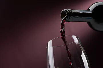 Photo sur Plexiglas Vin Pouring red wine into a wineglass