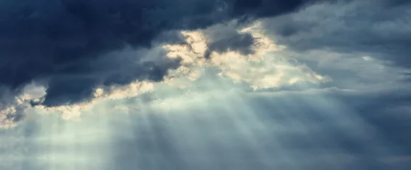 Photo sur Plexiglas Ciel Beau ciel nuageux de tempête sombre avec des rayons du soleil perçant les nuages