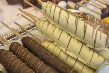 Schokobananen als Leckerbissen auf einem Jahrmarkt