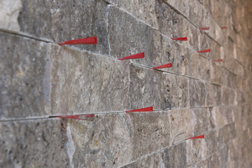 Wand mit Kalkstein verkleidet