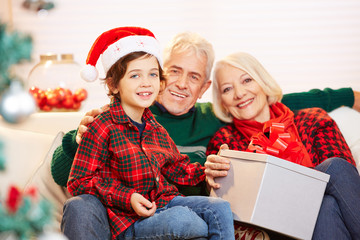 Enkel und Großeltern feiern Weihnachten