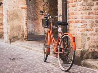Altes Fahrrad in alter Straße