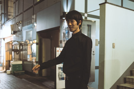 客引きをする男性