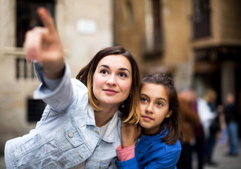 Obraz premium Mother and daughter pointing at sight during