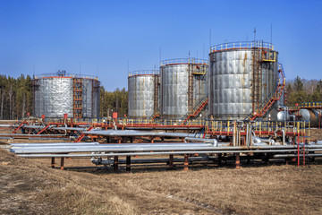 Obraz premium Large oil tank in industrial plant at twilight