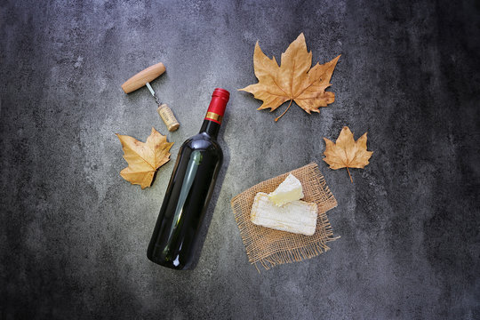 Bouteille De Vin Et Fromage Sur Fond Noir